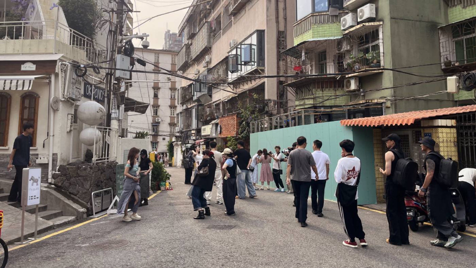 Expect lots of small streets passing through older neighbourhoods, with plenty of coffee shops and restaurants providing popular backdrops .