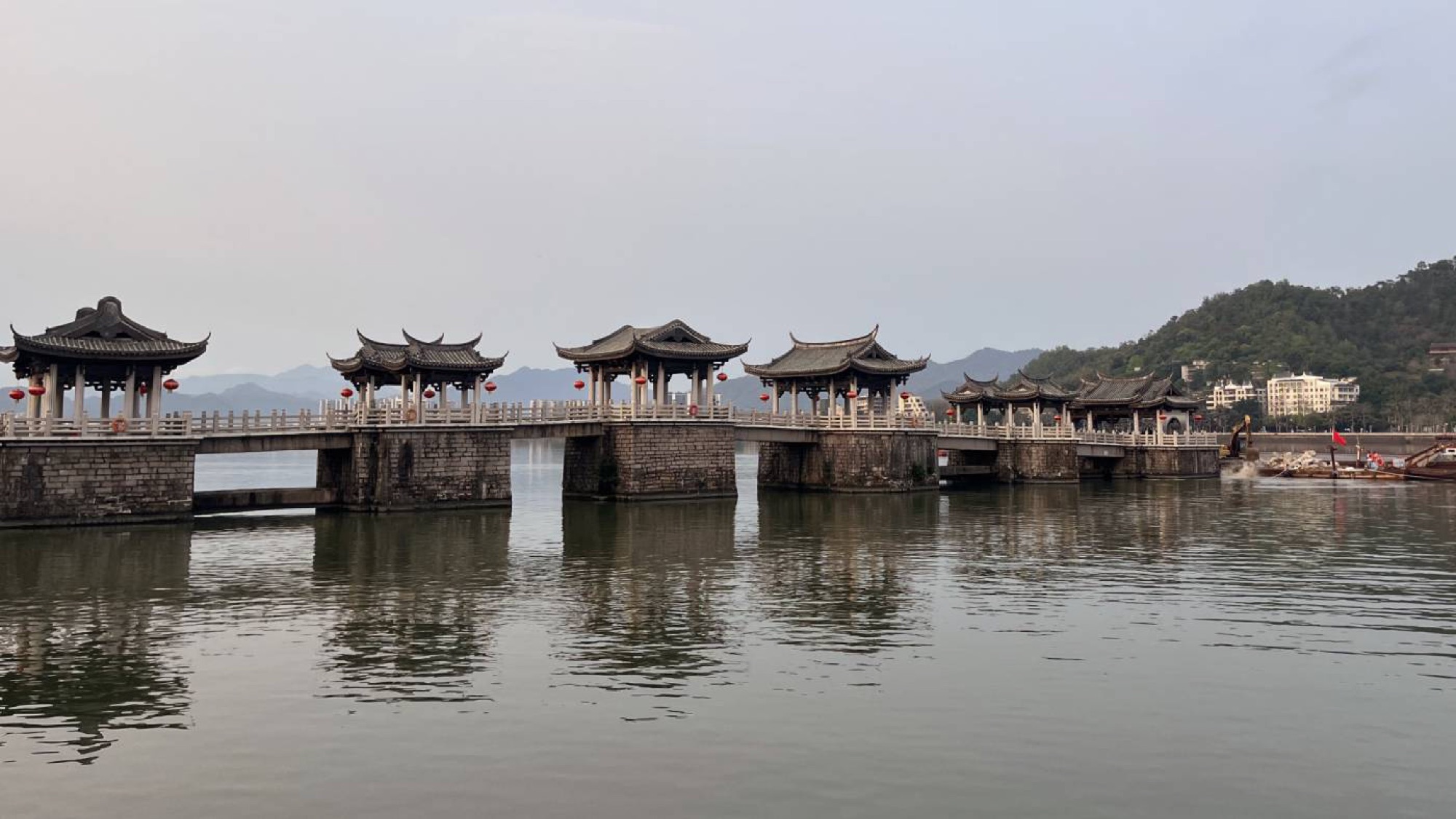The Guangji Bridge just before sunset.