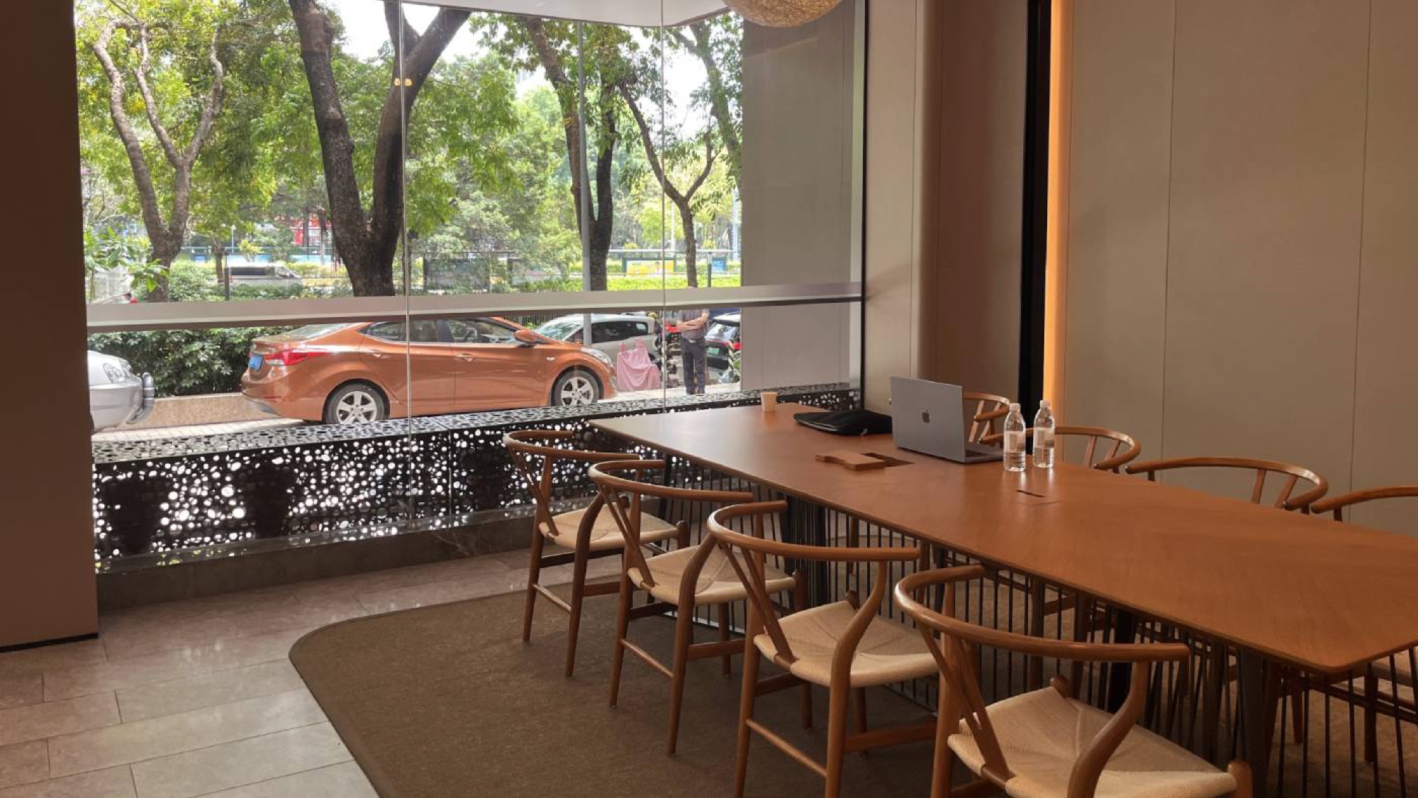 The Ji Hotel at Shenzhen Jingtian Metro Station had another great working environment. Large tables with plenty of natural light and some sofas just out of sight in the photo.