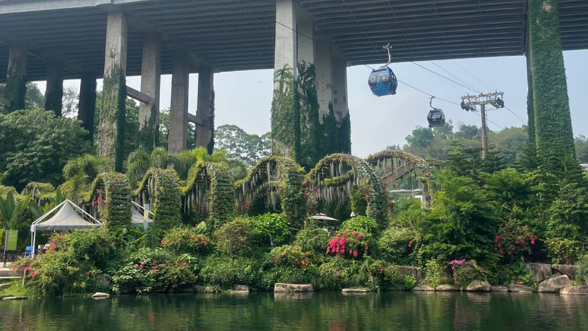 The Baiyun Mountain Cableway in Guangzhou passes through the well landcaped Yuntai Garden on its way to the summit, easily reachable from anywhere within the city.