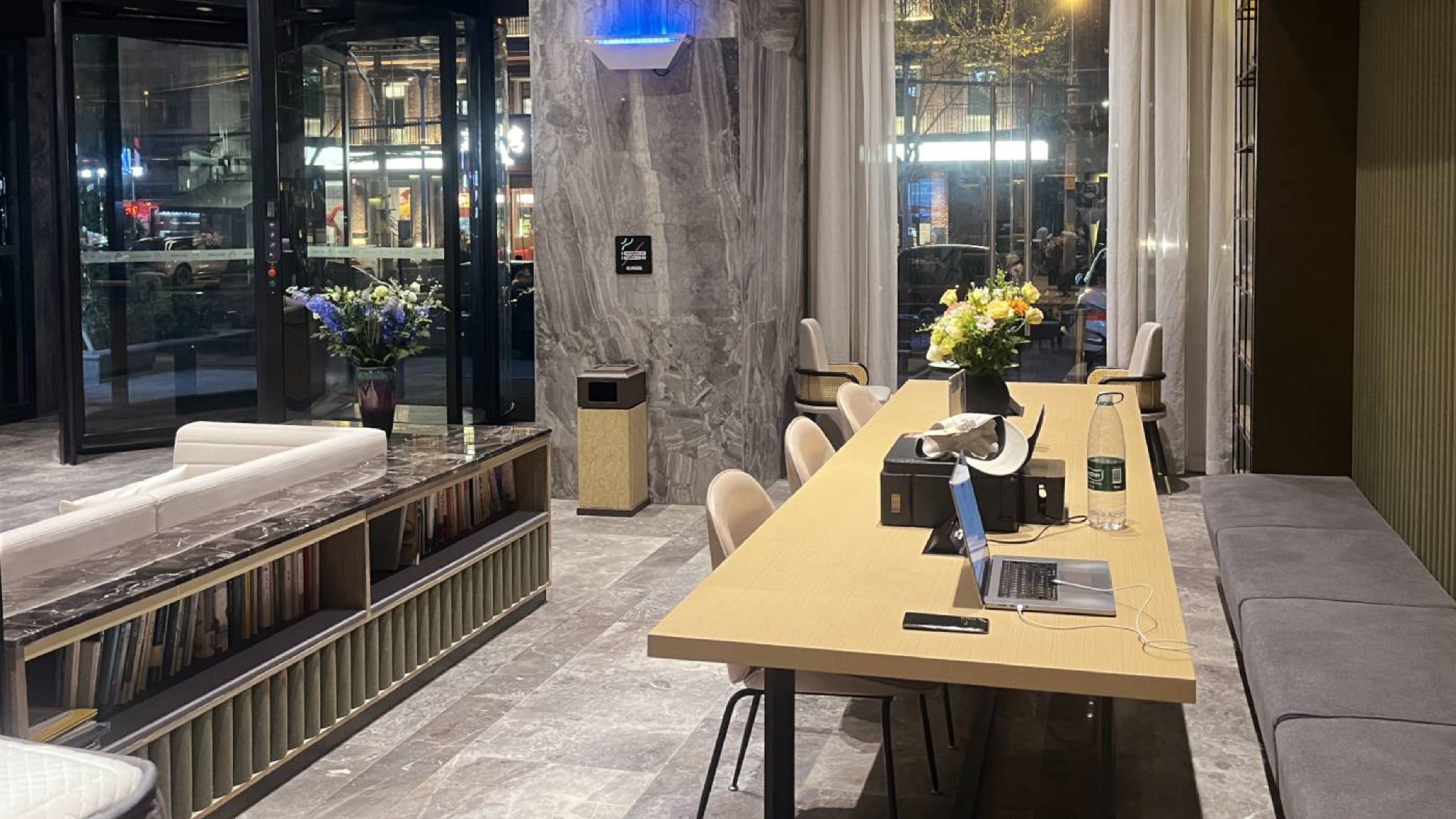 Coworking area in the Atour Tiandi Hankou Riverside hotel. Peaceful throughout the day with a larger restaurant area also available on the 40th floor.