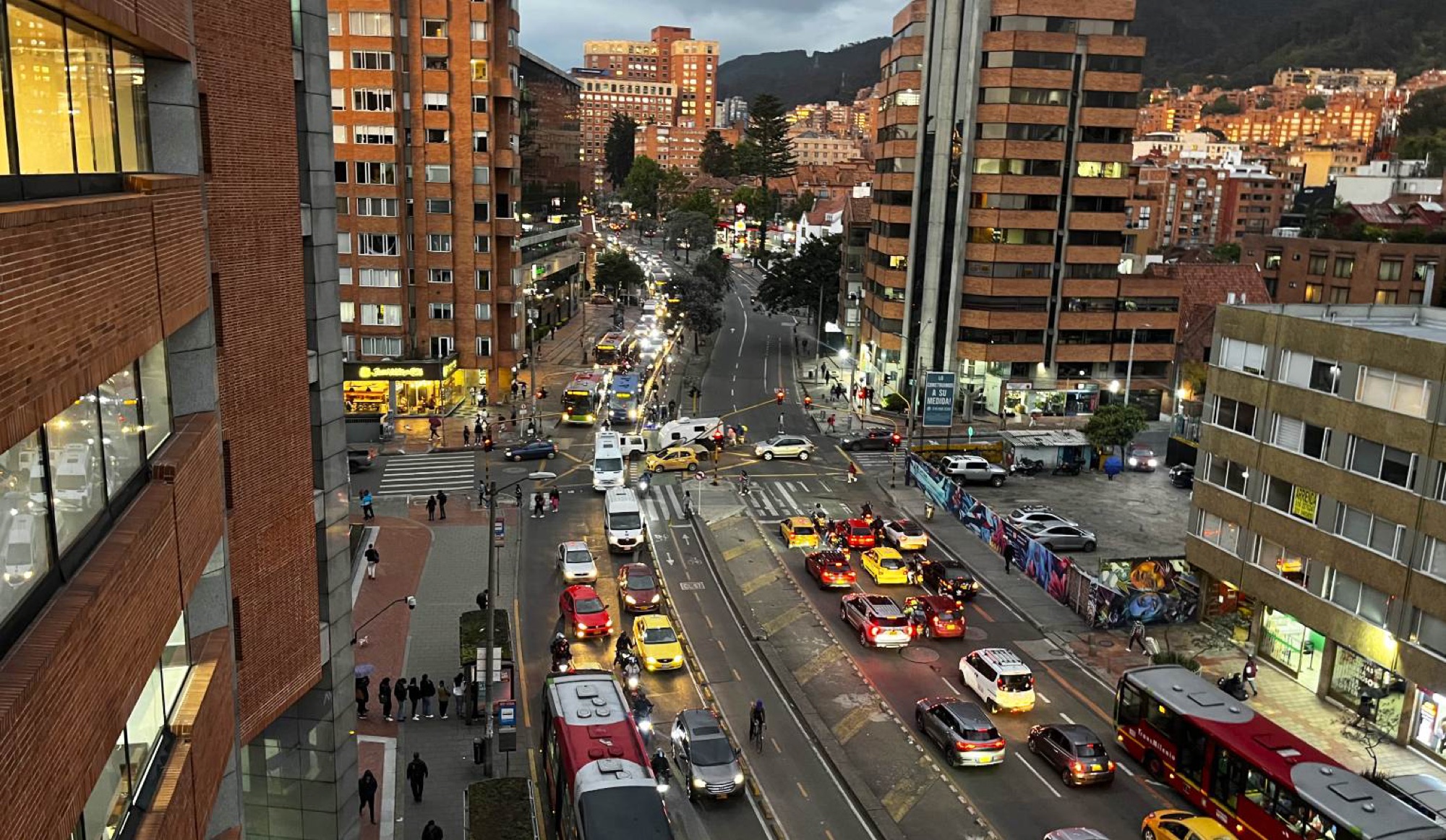 Heavy evening traffic is an inevitability across Bogotá, with the roads frequently becoming gridlocked during rush hour. Plan your commute around these busy periods to avoid unnecessary queues.