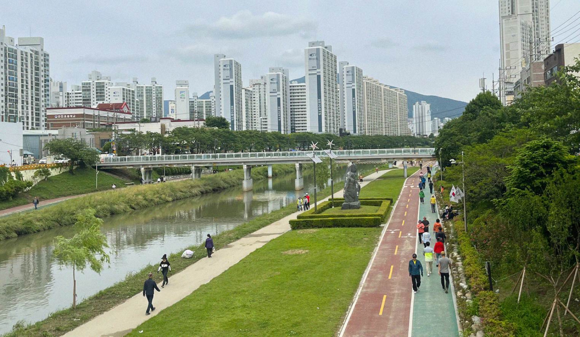 Similar to Seoul, the city has well-maintained public spaces with miles of uninterrupted cycle and bike paths lining its river and coastline.