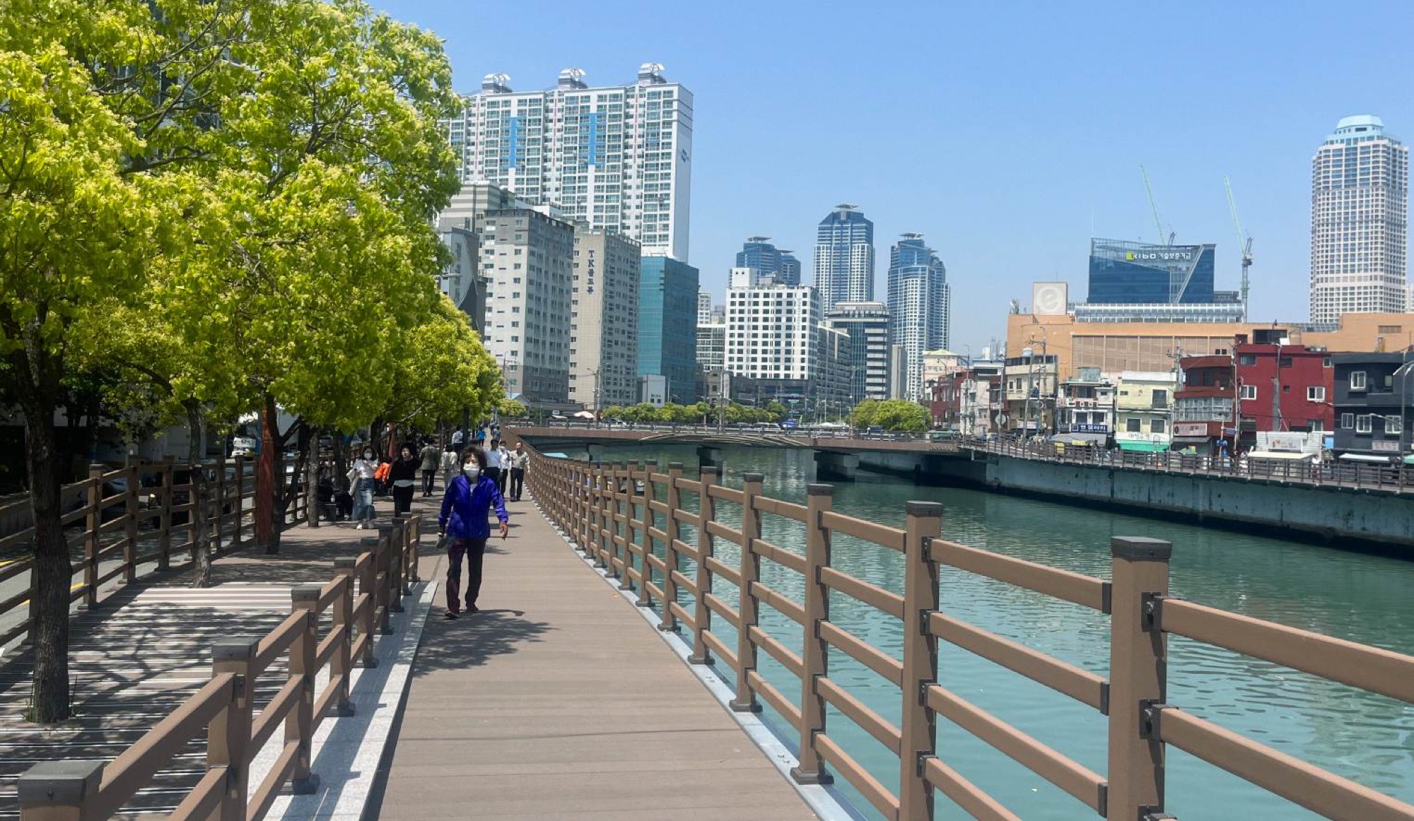 The downtown area surrounding the BIFC is a popular lunchtime retreat for office workers and a nice area to pass through on foot.