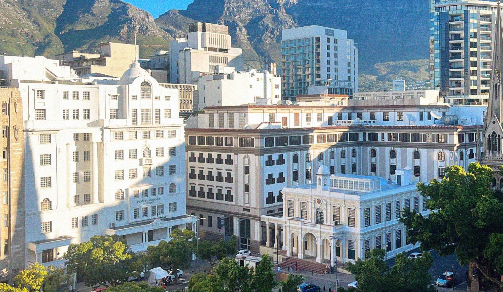 Green Market Square is located in the centre of the CBD, with Table Mountain in the background. The marketplace sells a range of traditional art and crafts every day throughout the week.
