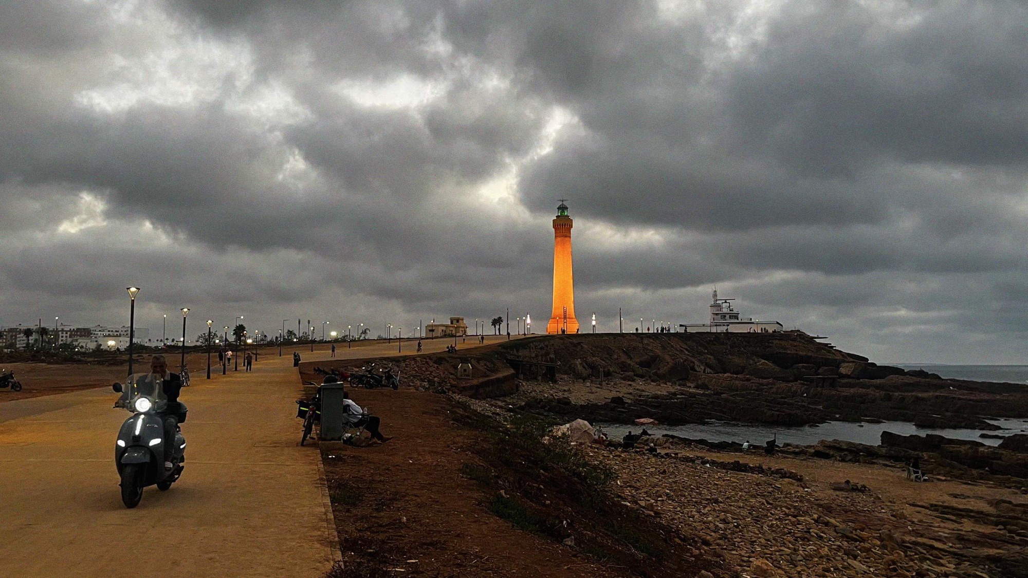 The area around El Hank Lighthouse, to the west of the Hassan II Mosque, is a scenic backdrop for an evening run and a popular location for locals to bring along a deckchair and take in one of the great sunsets stretching far across the Atlantic.
