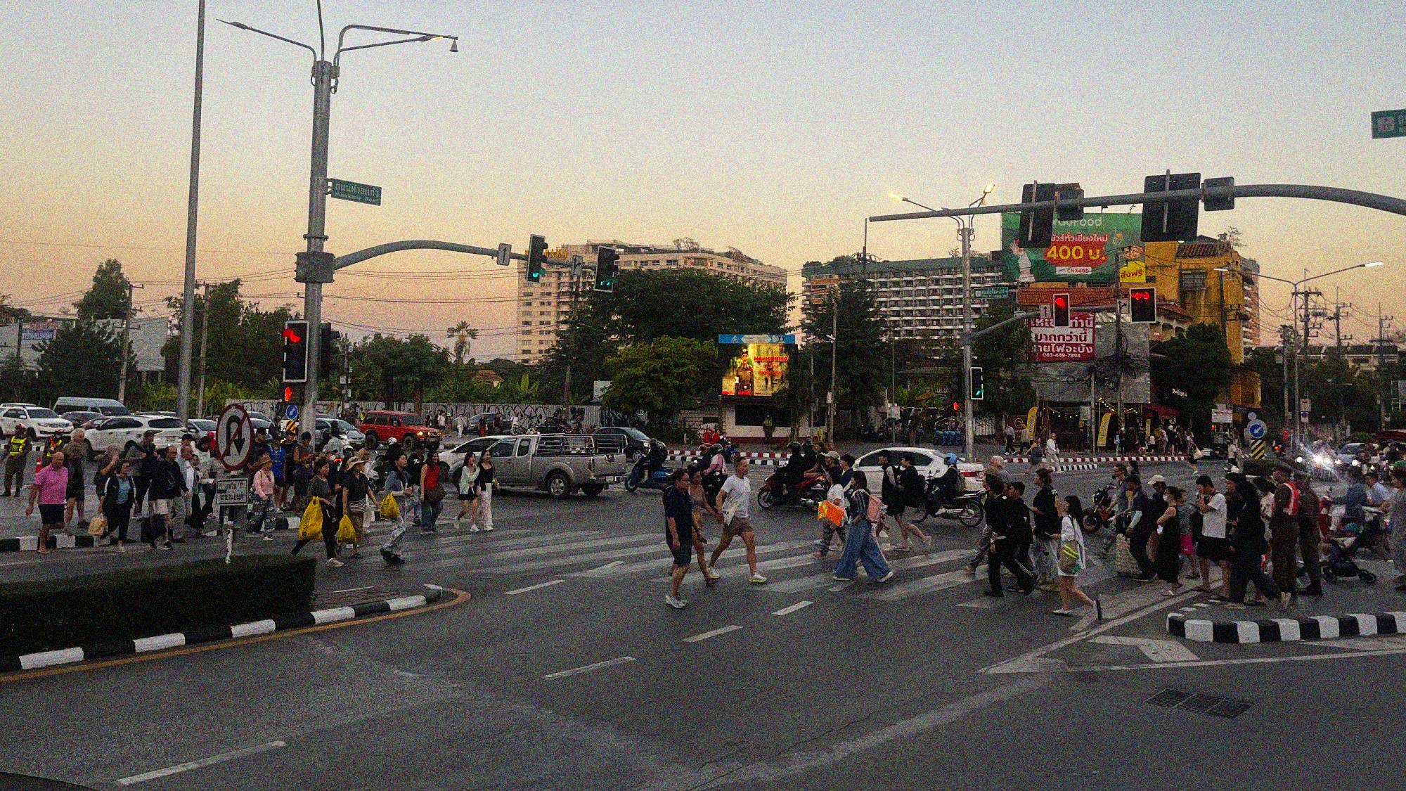 The junction outside the MAYA shopping centre is about as busy as it gets in Chiang Mai, where the Super Highway terminates in the city. Expect lengthy queues if passing through this area by car during the late afternoon.