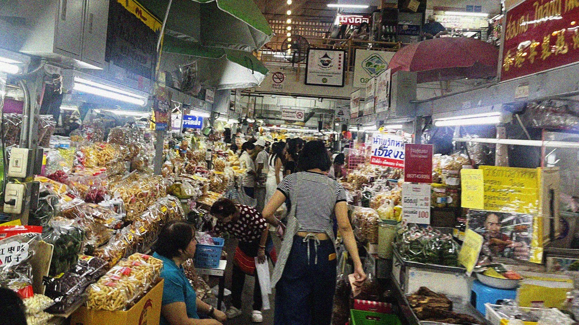 Towards the Ping River, you'll find several indoor markets like Kad Luang selling almost all conceivable food items you might need for your stay. Keep an eye out for local produce like raw honey and extra-virgin coconut oil, which are particularly competitively priced