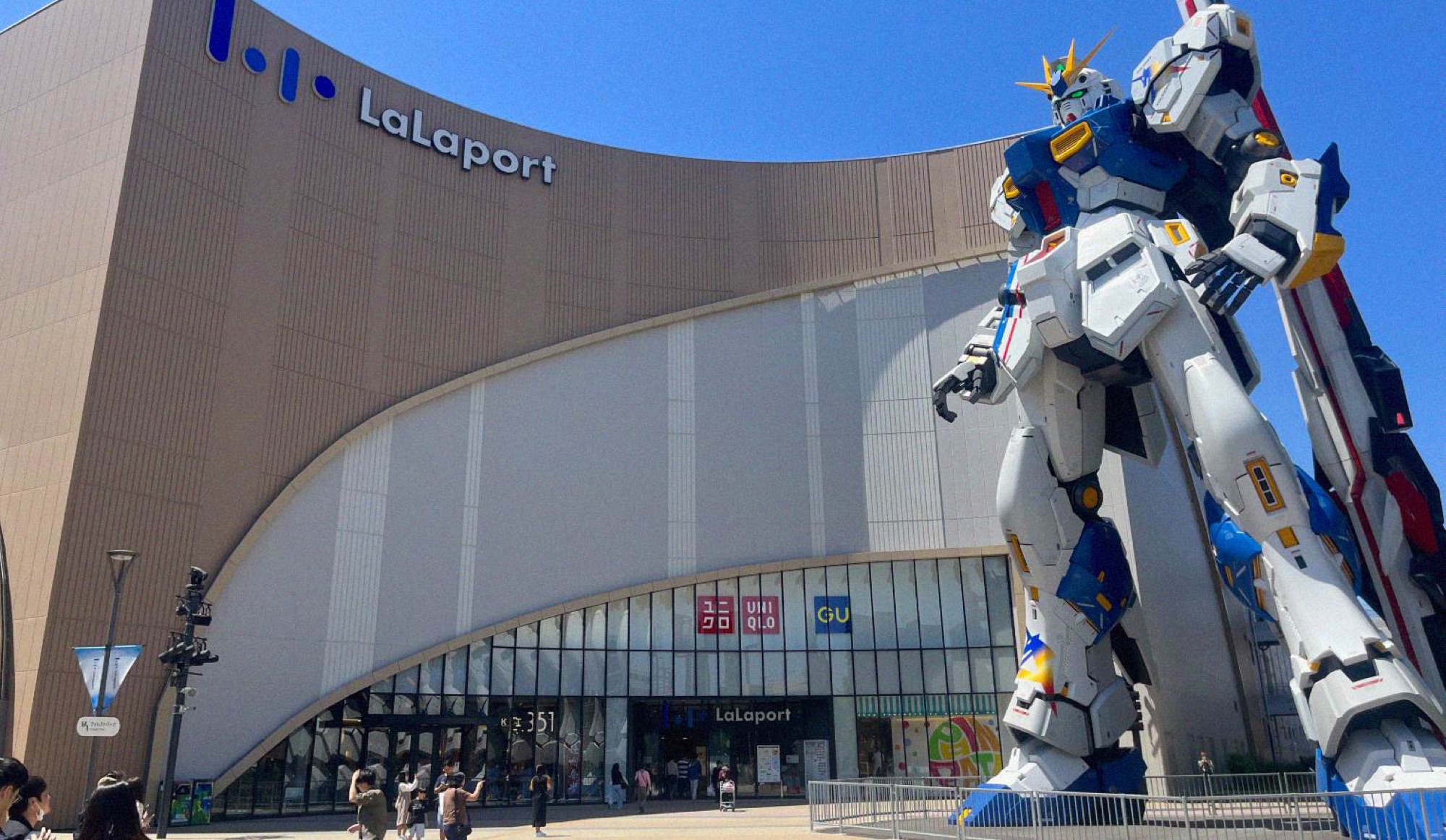 It's worth taking a walk up to witness the 'Life-Size RX-93ff ν Gundam Statue' situated outside the Lalaport shopping centre. It is incredibly well made.