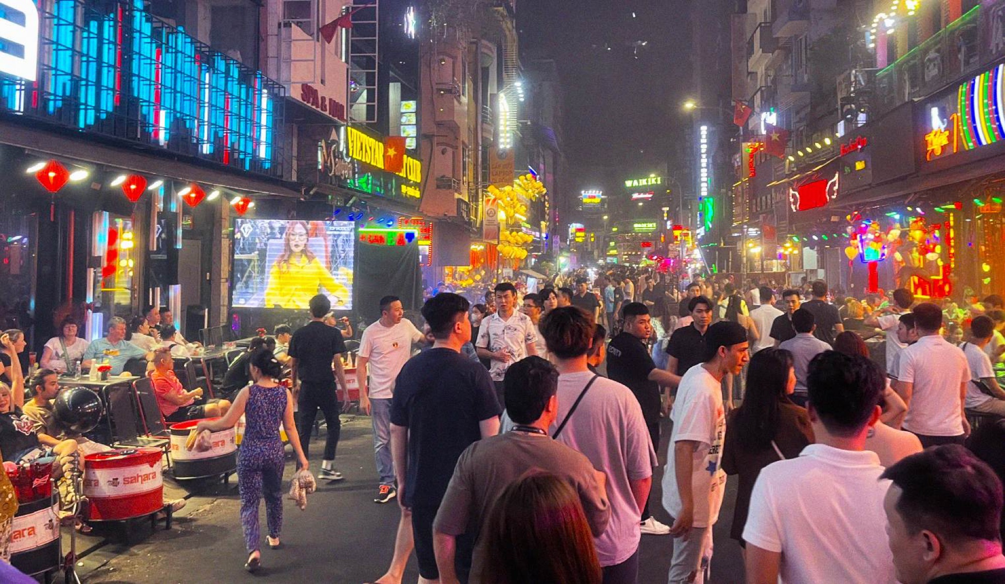 Bùi Viện is a constant hive of activity in the evening, the equivalent of Bangkok's Khaosan Road.