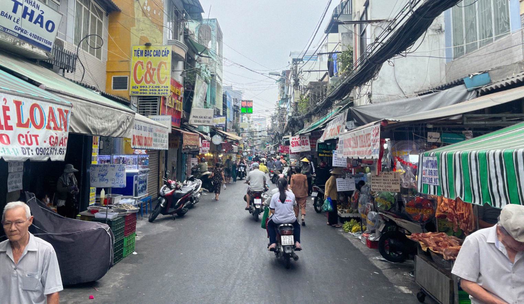 The back streets of District 4 are a labyrinth of meat and fish markets, with lots of local delicacies like snails & chicken feet on offer.