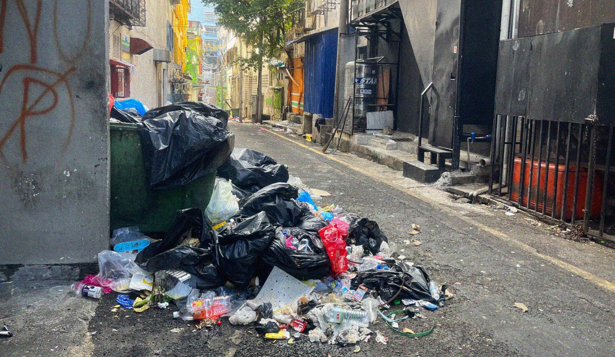 Large mounds of trash are unfortunately too common around areas such as Bukit Bintang and Pudu. Given how hot daytime temperatures get, they don't make for pleasant sites.