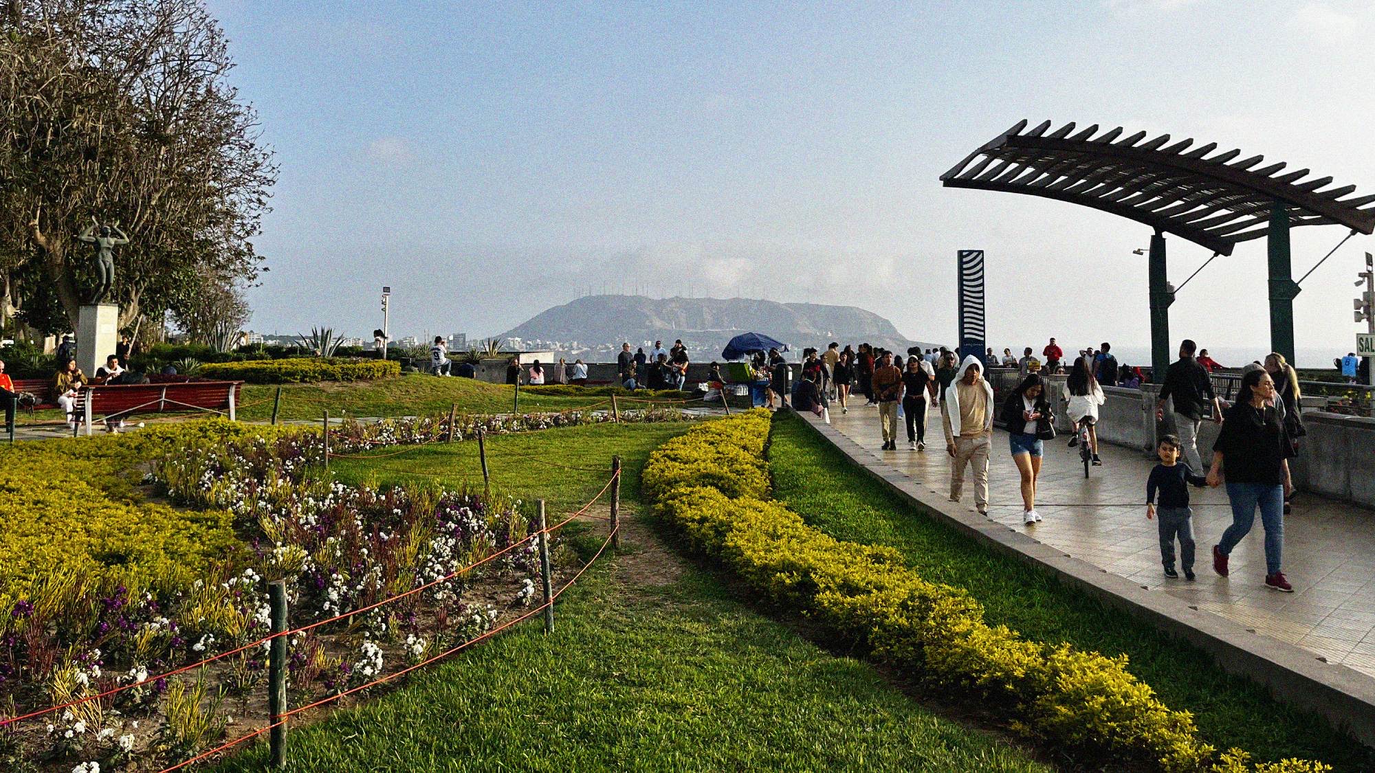 The coastal path stretching north from Barranco, known as the Malecón de Miraflores, is exceptionally well-landscaped and runs for around 4 miles. The stretch features parks, tennis courts, skateparks and cafes, and is especially popular with families at weekends.