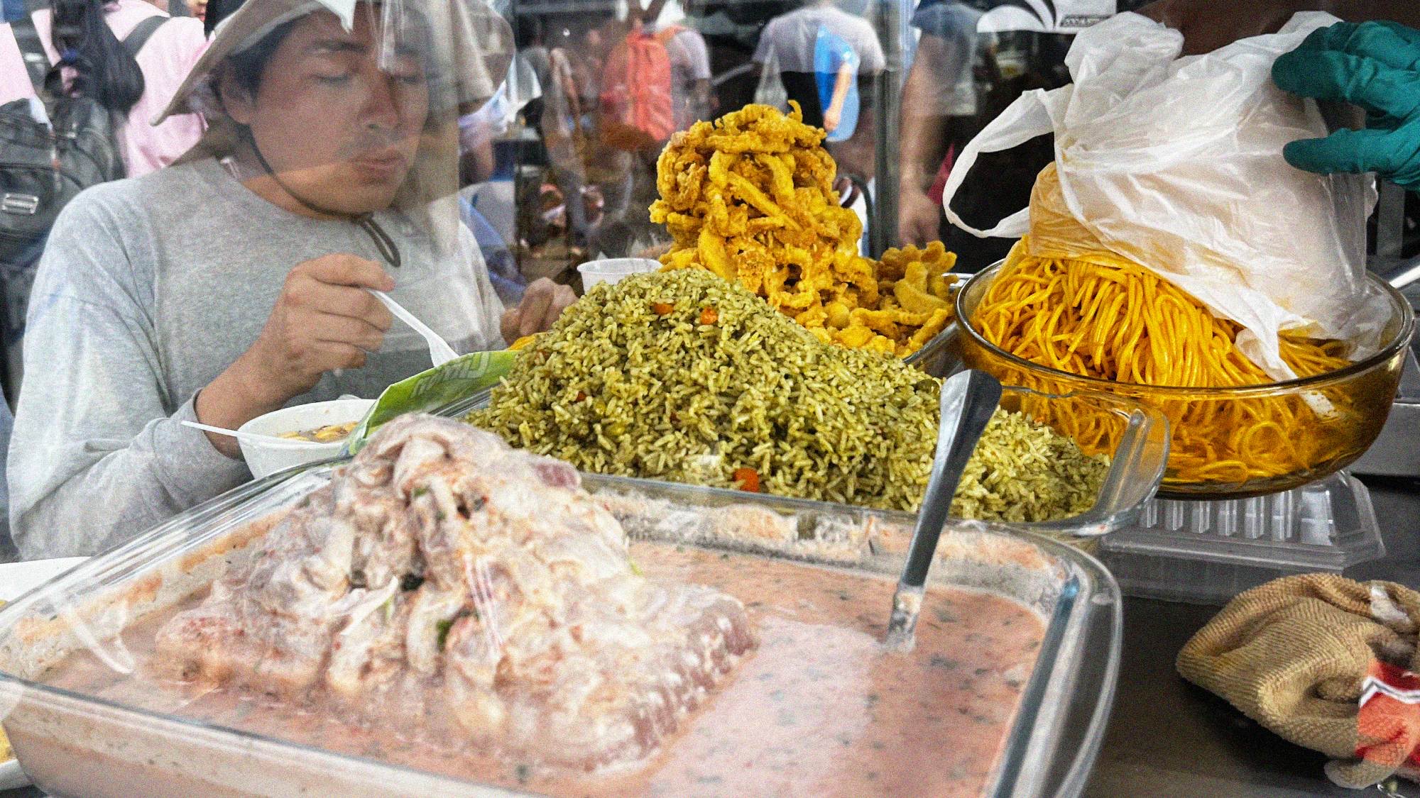 A street food cevichería serving generous combination plates featuring fresh ceviche, arroz verde (green rice with herbs), yellow pasta, and crispy seafood. These street side cevicherías appeared uncommon around Miraflores and Barranco, but could be seen more widely in the central and northern districts. A large bowl cost around 20 soles (£4).