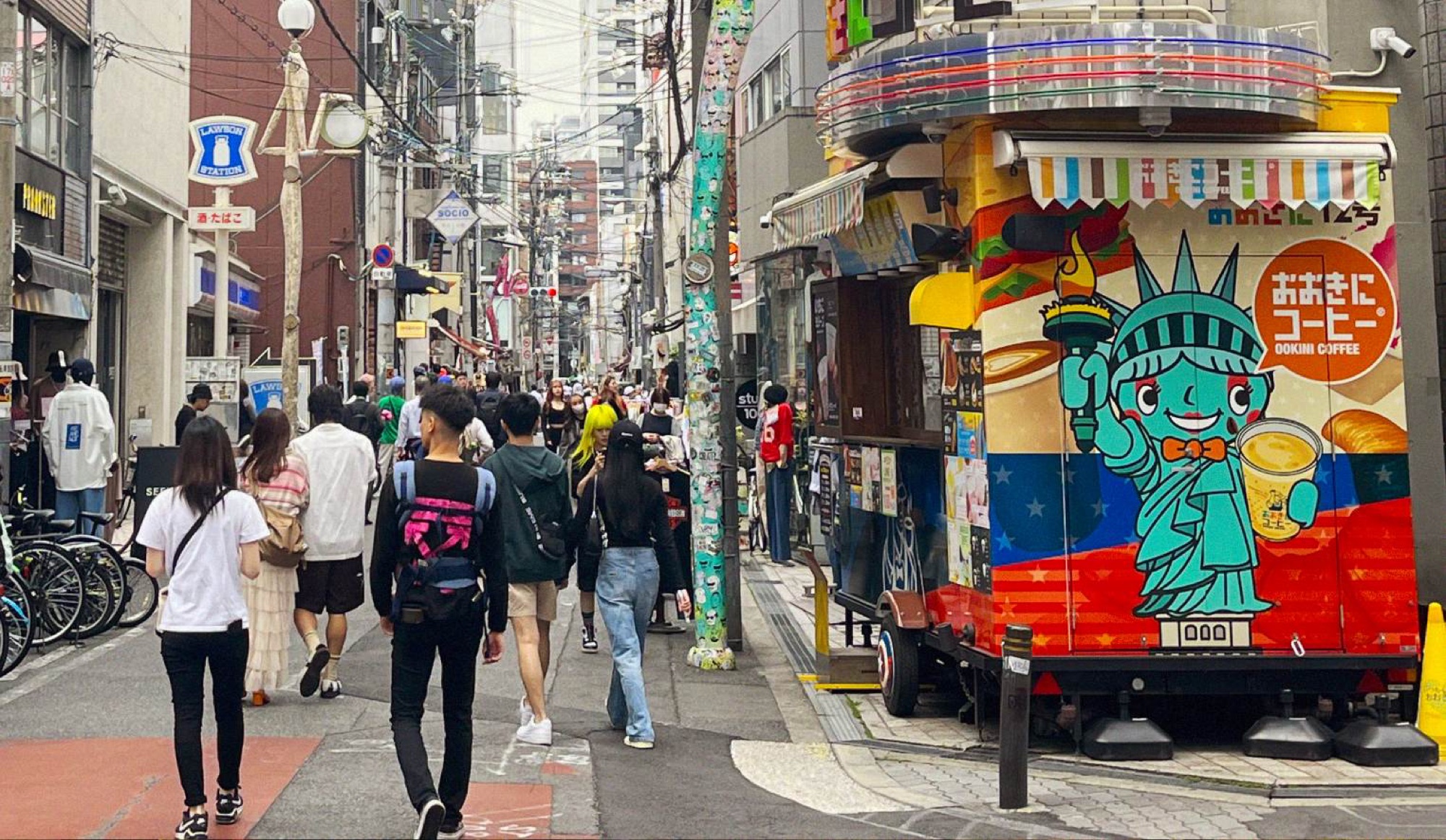 The streets south of Shinsaibashi metro station are ideal places for shopping, with numerous vintage clothing outlets and independent fashion labels.