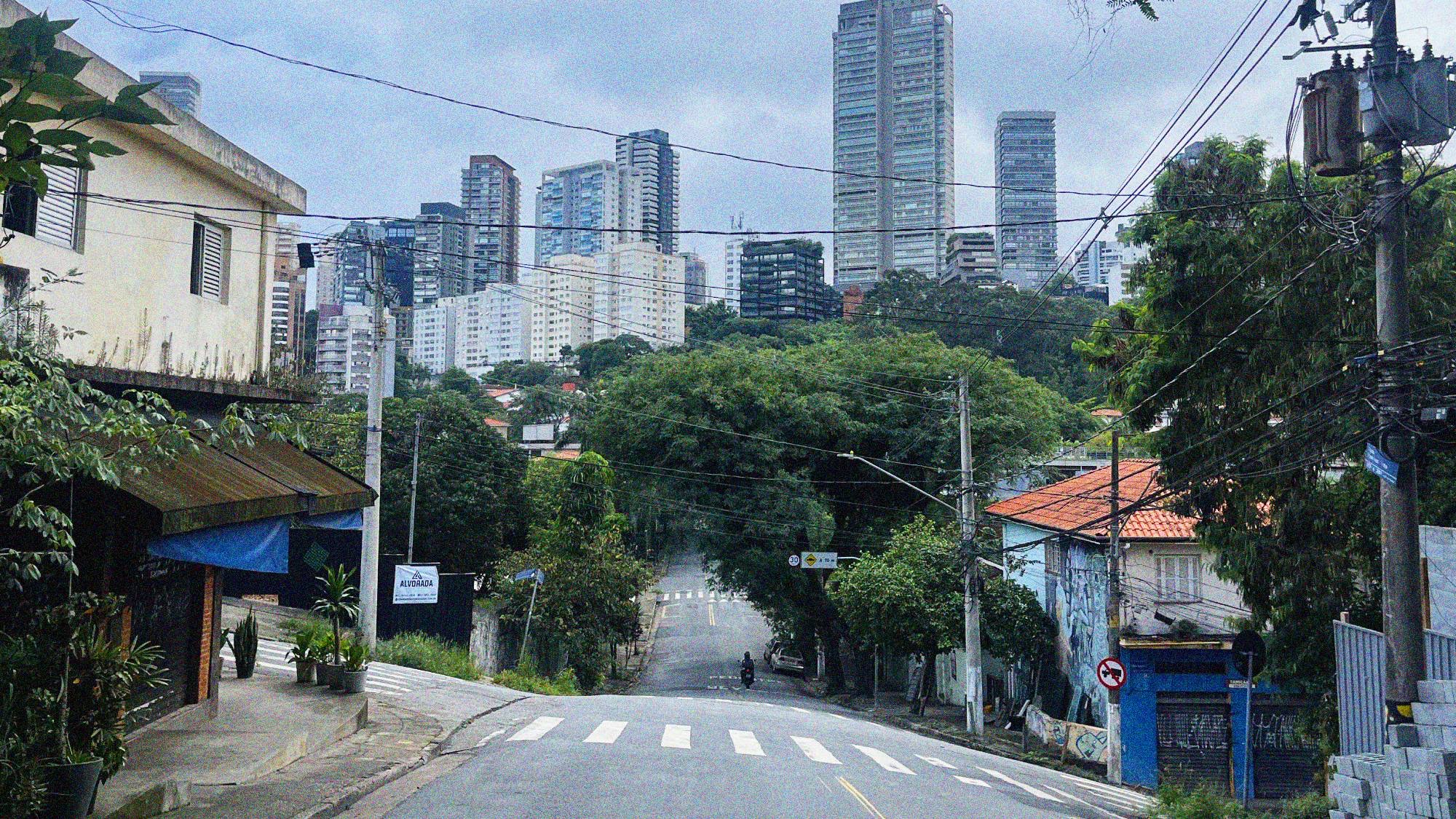 The area surrounding Vila Madalena is a constantly undulating landscape of steep hills, with climbs and descents around every corner. If you are looking for anywhere flatter for running, head towards the riverside where the Ciclofaixa path is a reliable alternative.