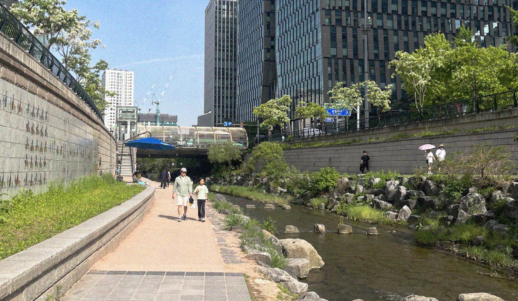 The Cheonggyecheon Stream runs for 12km and is a perfect place for an uninterrupted run at any time of day. Outdoor gym equipment can be found at various sites along the way.