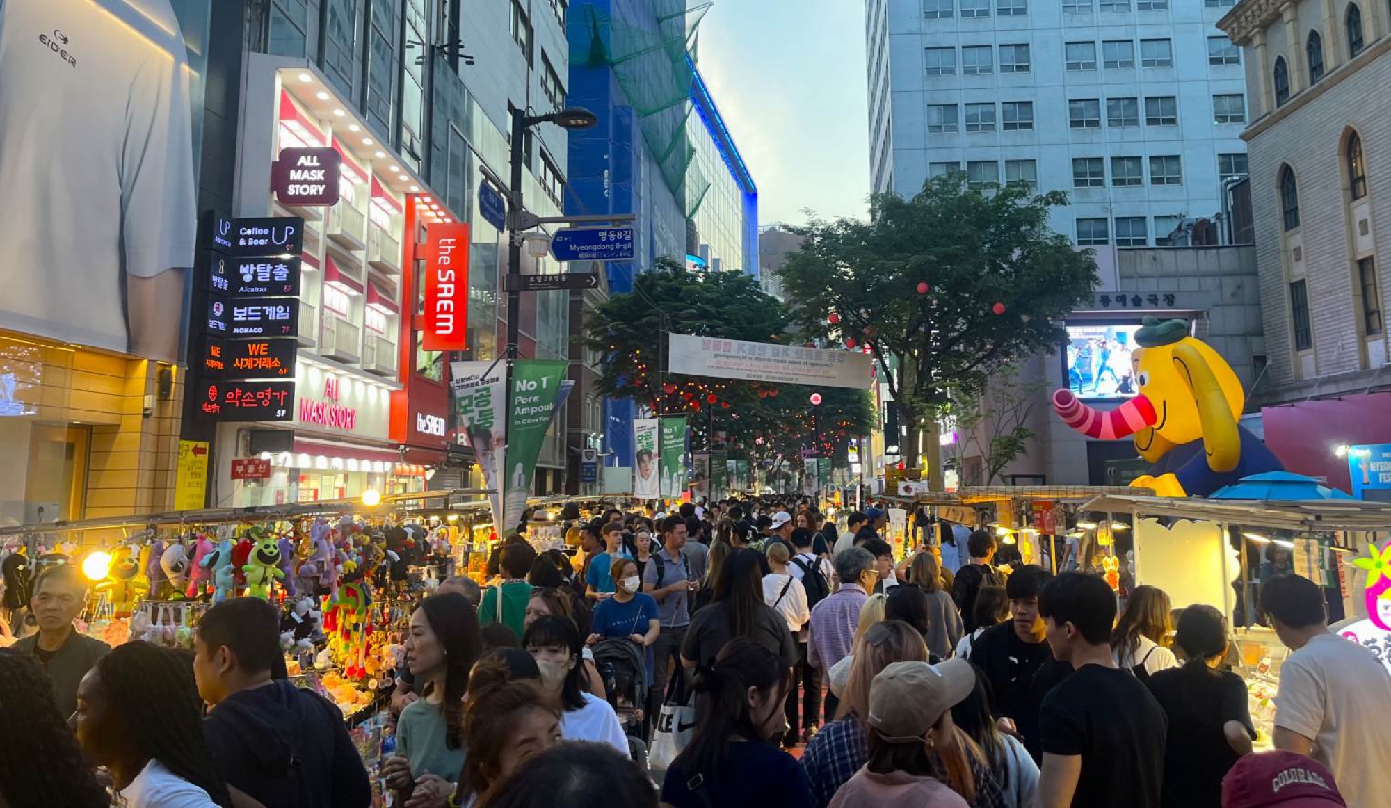 The area surrounding Myeong-dong Street comes alive in the evenings with various street food vendors lining the streets from end to end.