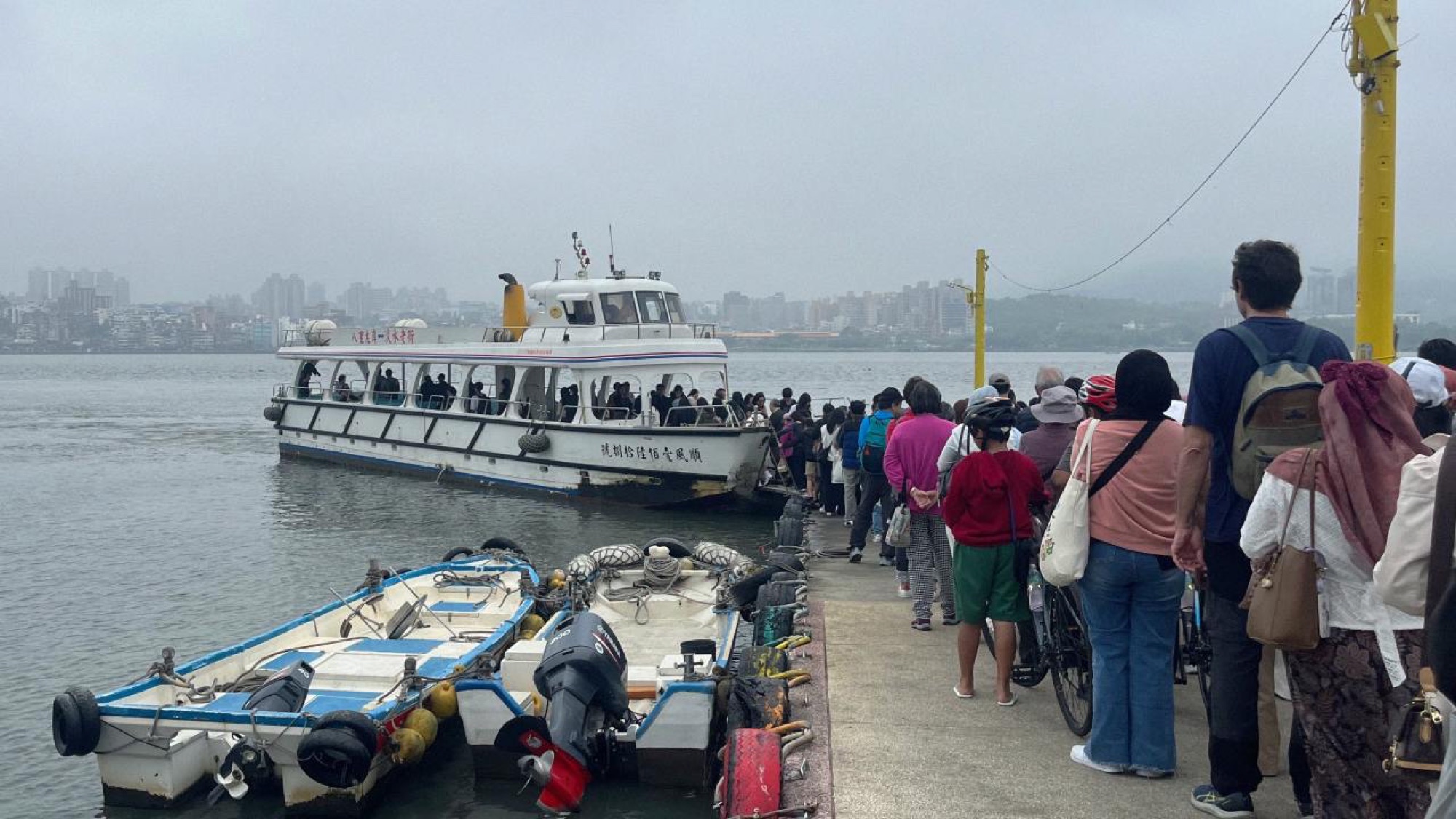 Head up to the coastal districts of Bali and Tamsui at the weekend, where ferries connect the two neighbouring towns. Both sides feature lively daytime markets full of traditional Taiwanese staples and older gentlemen belting out national karaoke classics on portable speakers.