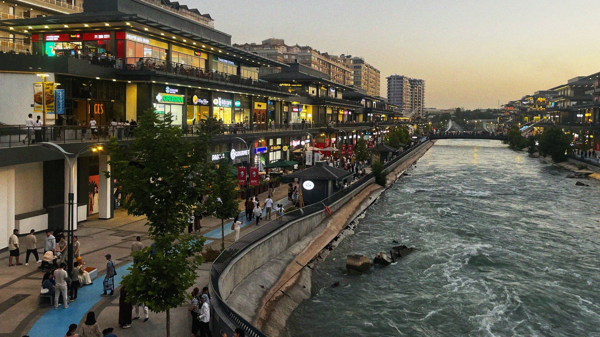 Almost out of nowhere, the canal flowing south through the city turns into an enormous commercial development at Seoul Mun, featuring numerous places to shop and eat, with a nightly fountain show. Worth combining with a short trip to the National Park, just five minutes north.