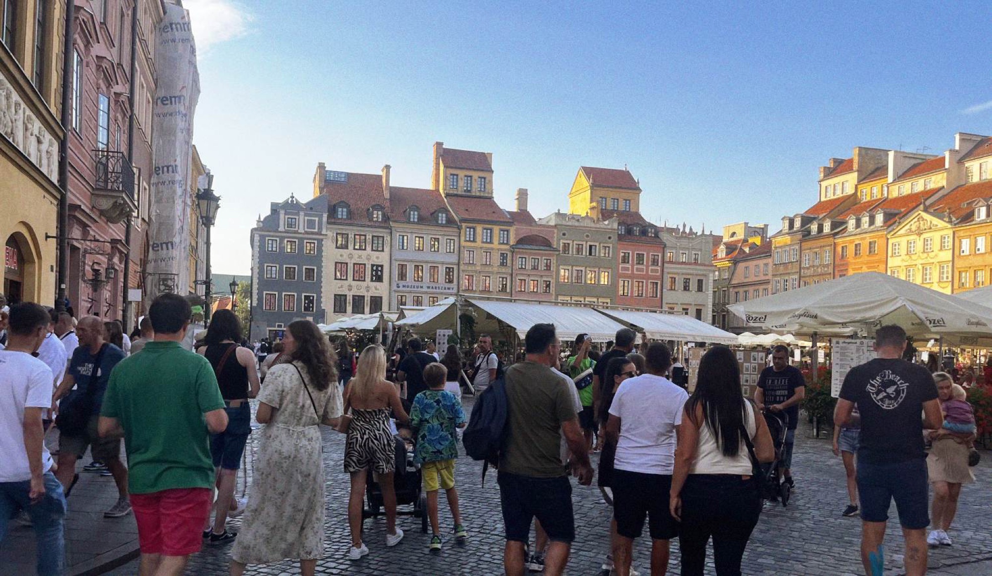 The Old Town of Warsaw is the most architecturally distinctive part of the city, but it’s less of a focal point compared to Krakow’s. It mainly attracts weekend tourists and doesn’t seem to be an area frequently visited by the locals.