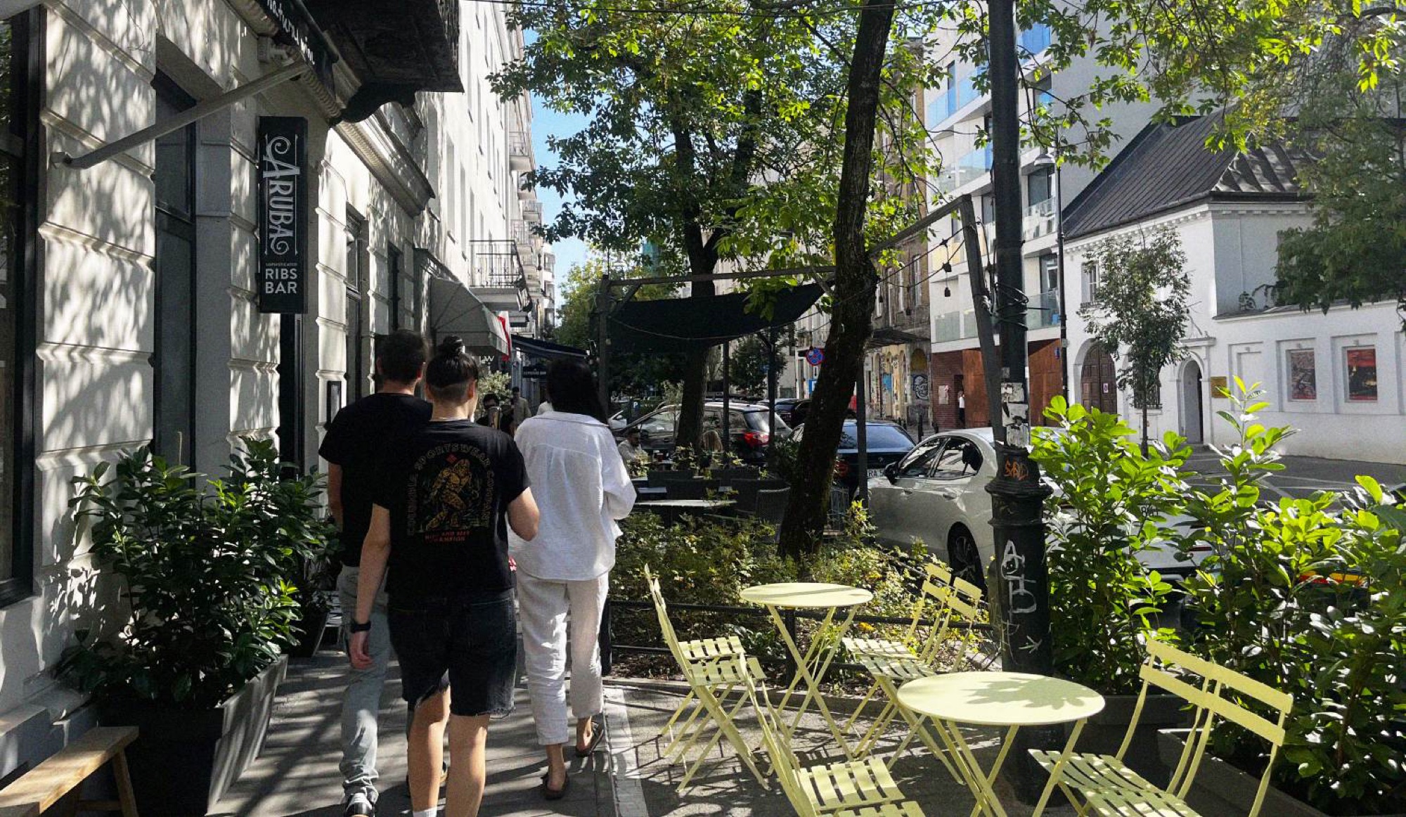 The areas surrounding Emilii Plater and Poznańska streets are among the nicest in the city, offering numerous options with tree-lined streets, outdoor seating for specialty coffees, and a wide range of international cuisines.