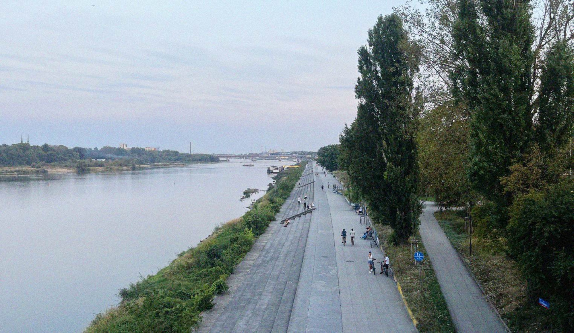 The Vistula River flows straight through the city and is a popular destination for runners and cyclists at all times of the day. In the evening, the area around Poniatowski Bridge comes alive with bars and restaurants, making it an excellent spot for nightlife.